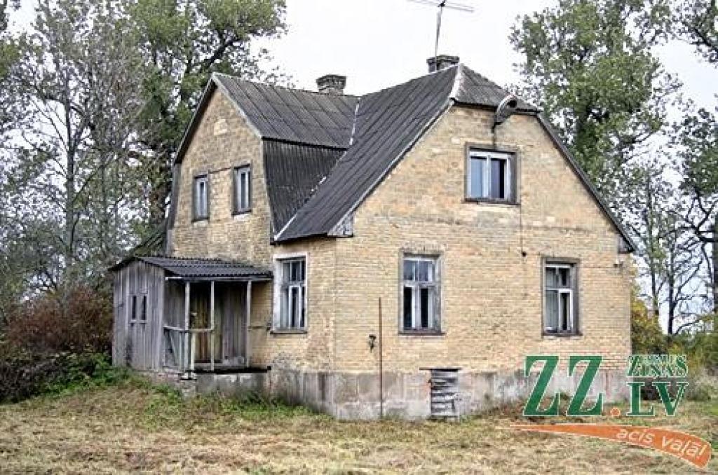Valgundes pagasts izsolē pārdos nolaistu kopmītnes ēku (ar foto)