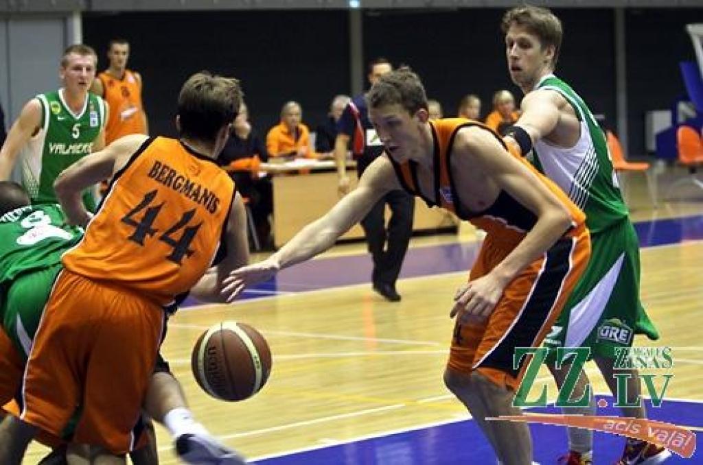 Basketbols. BK «Zemgale» pagarinājumā izrauj uzvaru pret «Valmieru» (ar foto)