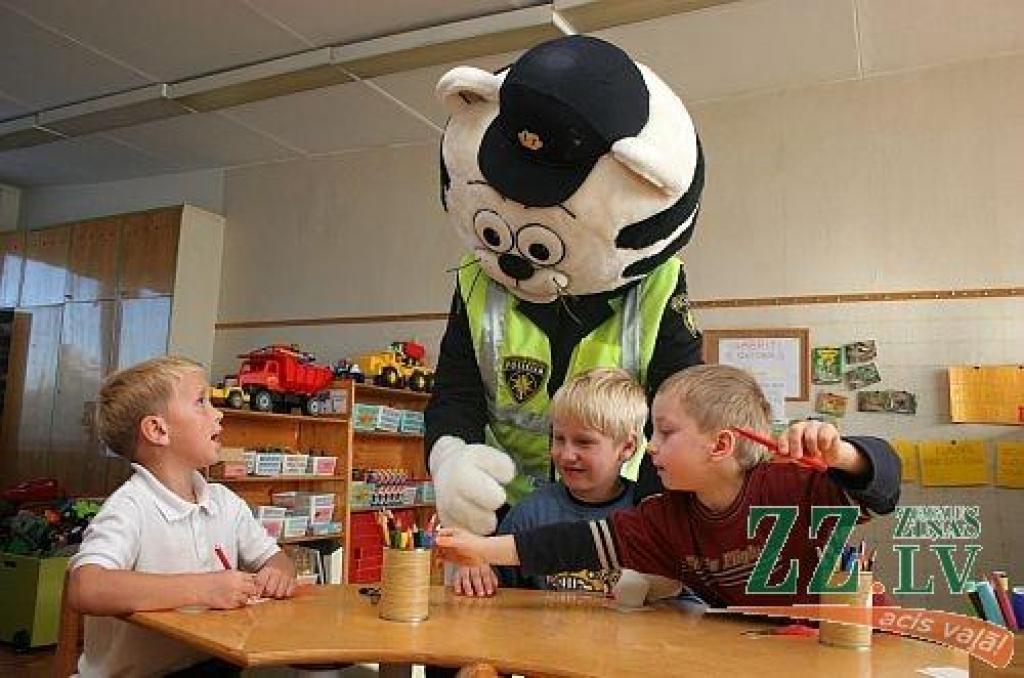 Policisti kopā ar Rūdi un Bruno apmeklē bērnudārzus