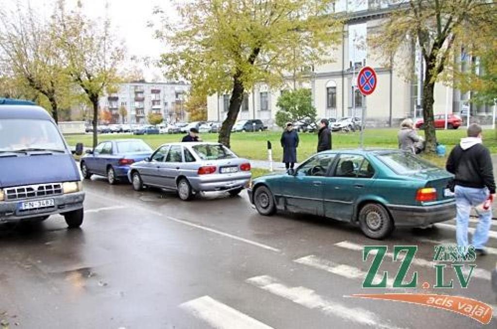 FOTO: Trīs auto sadursme «vilcieniņā»
