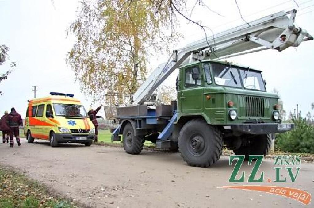 Atbrīvojot elektrolīniju no zariem, no pacēlēja izkrīt «Latvenergo» darbinieks (ar foto)