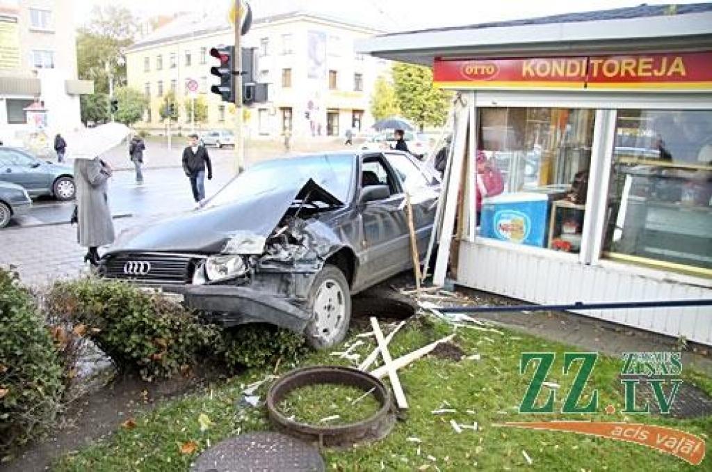 FOTO: Autoavārijā sabojā kiosku Mātera un Lielās ielas krustojumā (papildināta)