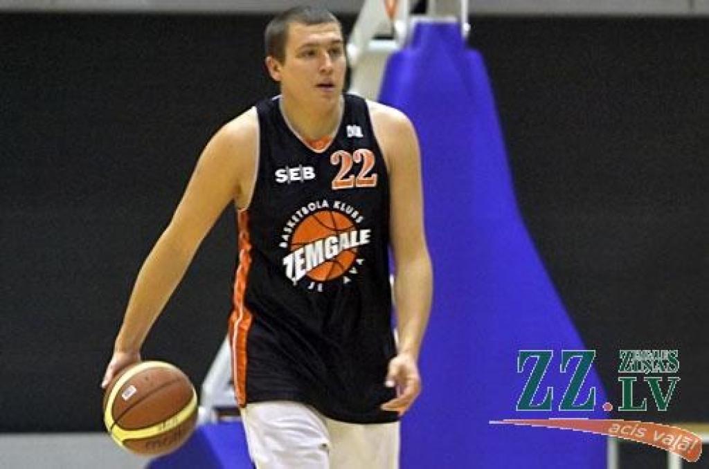 Edgars Krūmiņš spēlē basketbolu gan darbā, gan atpūtā