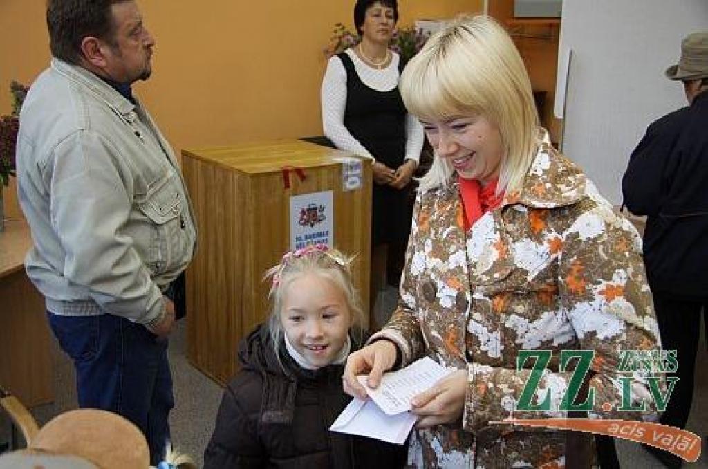 FOTO: Jelgavnieki aktīvi balso, bet neatklāj, par ko