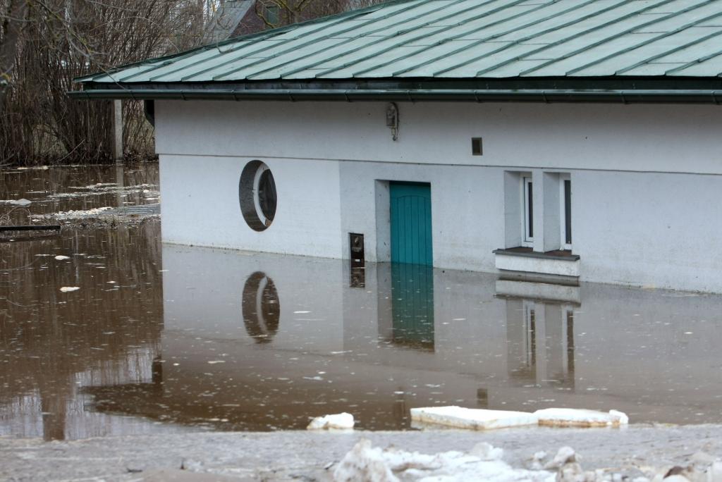 Eksperts: Mūsu senči mājas būvēja pakalnos, bet mūsdienu cilvēki – palieņu pļavās