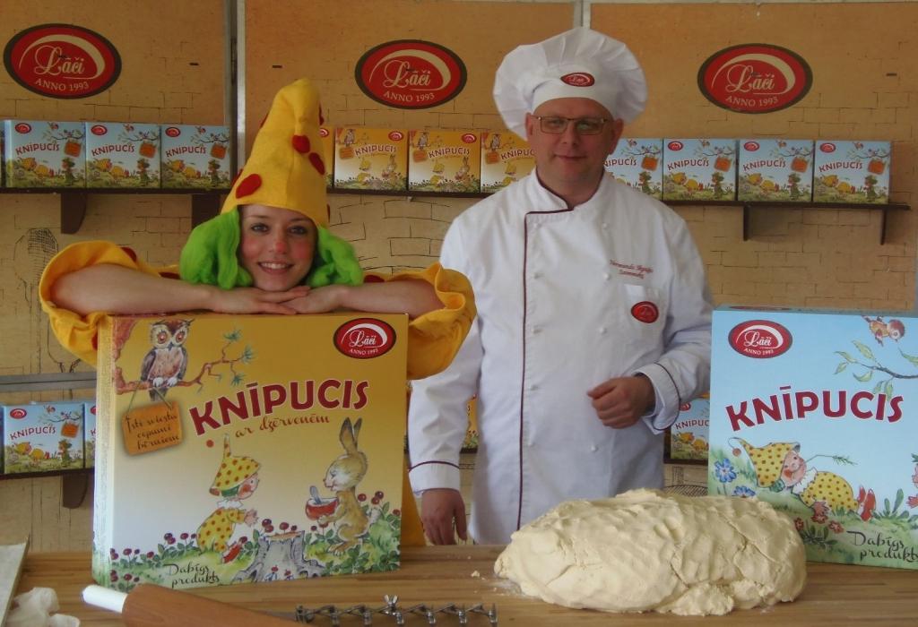 Lāči iegulda 30 tūkstošus cepumos bērniem