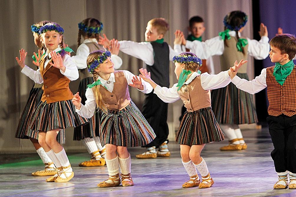 20 kolektīvi Jelgavas skolēnu deju skatē