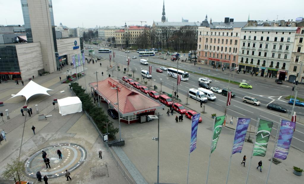 Stacijas laukuma stāvvietā izveidojies konflikts starp taksometru firmām