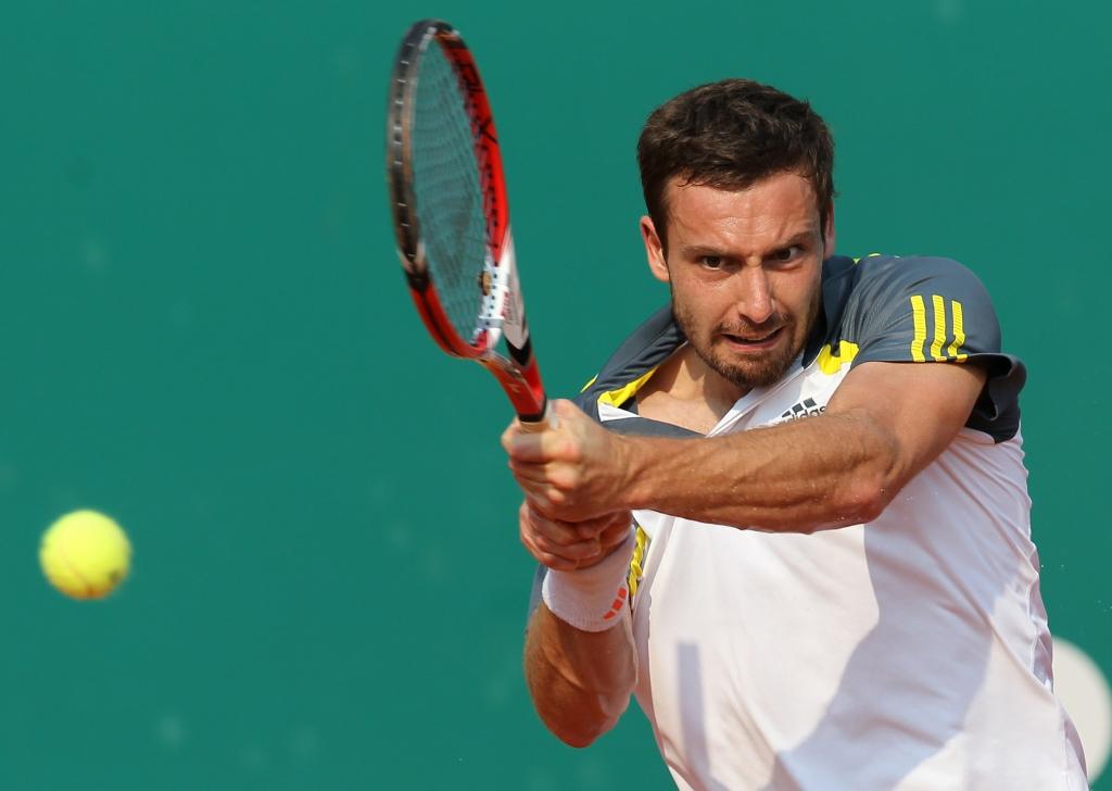 Gulbis Barselonas turnīra trešajā kārtā neizmanto setbumbu un zaudē Kanādas tenisistam Raoničam