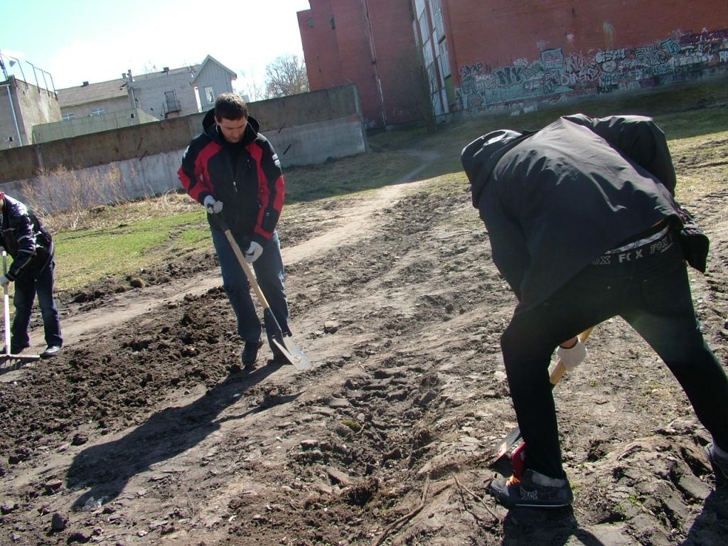 Foto: Jaunieši apkārtni sakopj vēl pirms Lielās talkas