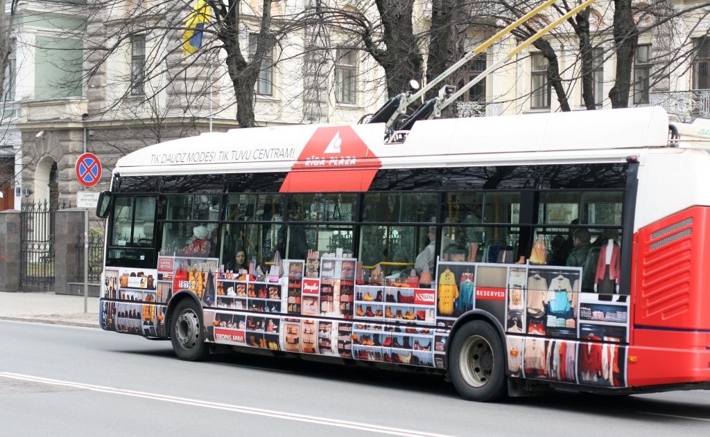 Rīgā no braucoša trolejbusa izkrīt sieviete