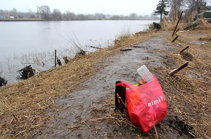 FOTO: Spītējot laikapstākļiem, jelgavnieki sakopj pilsētu