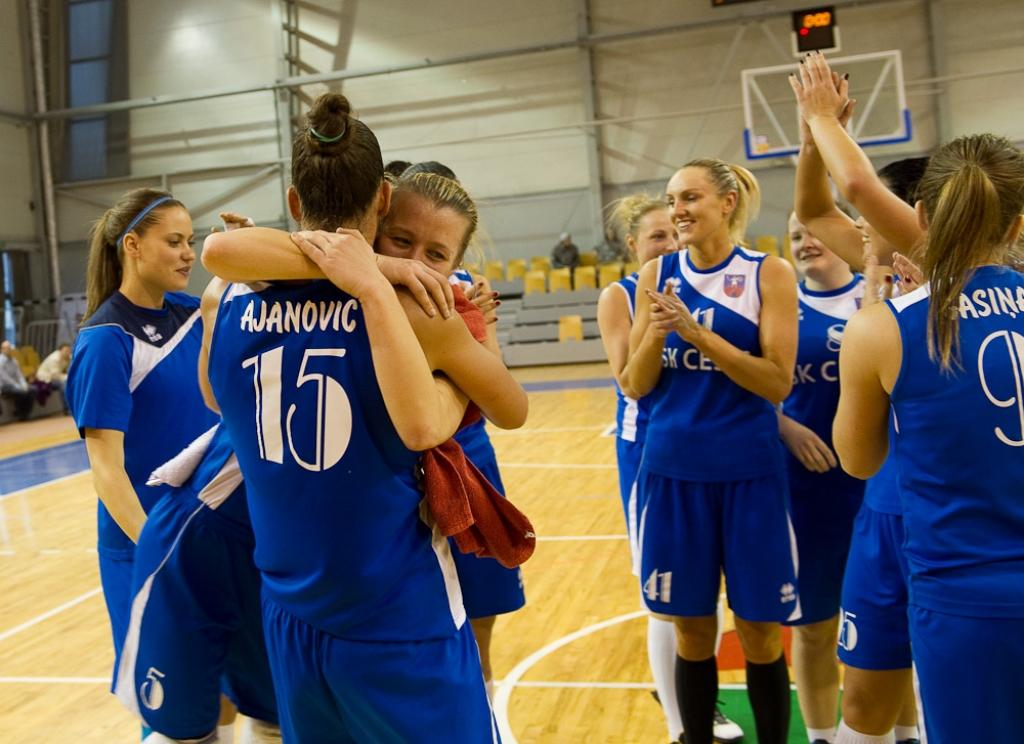 Cēsu basketbolistes nosargā Latvijas čempionu titulu