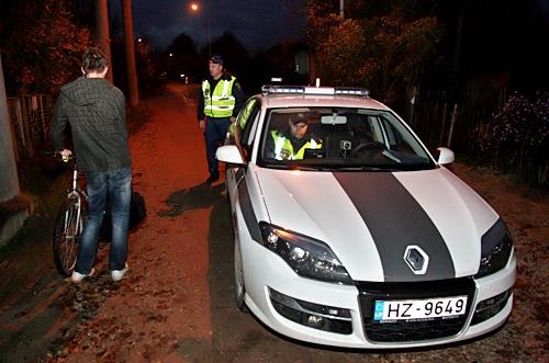 Pārsniedz ātrumu un piedāvā policistam kukuli