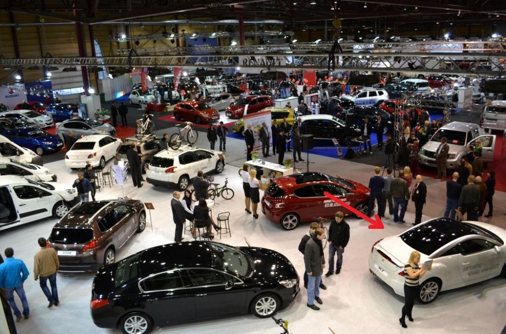 Apmeklētājs no izstādes Auto 2013 aizbrauc vienu no eksponātiem