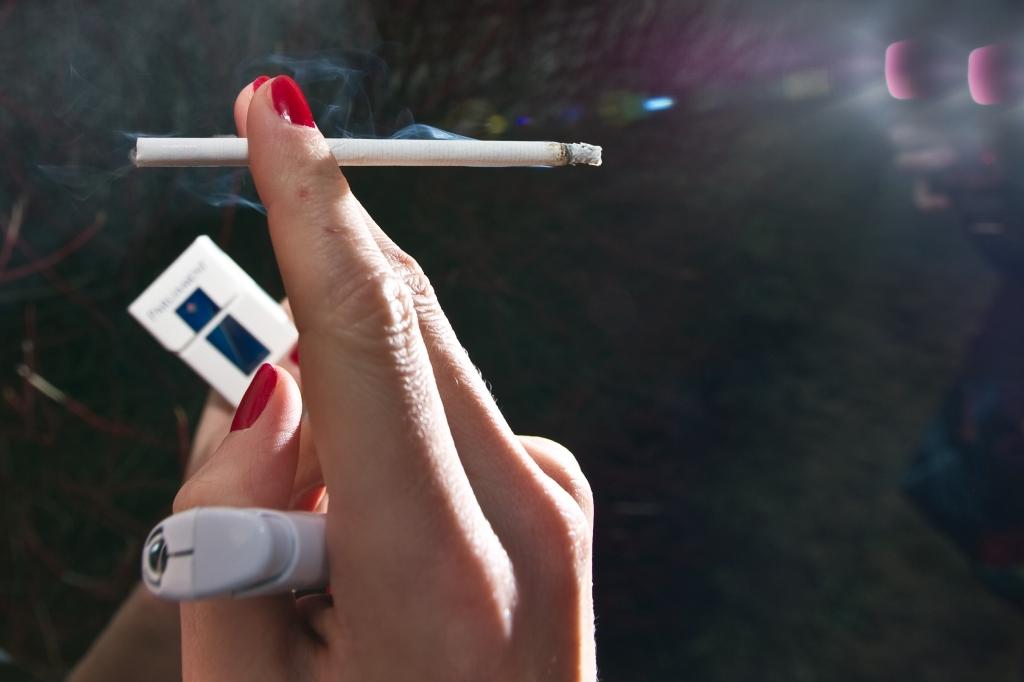 ES Barometrs: Tikai 2% cilvēku sākuši smēķēt cigarešu pievilcīgā izskata dēļ