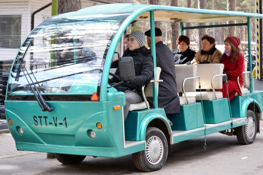 Jaunciema kapos sāk kursēt elektromobilis; maksa - 50 santīmi