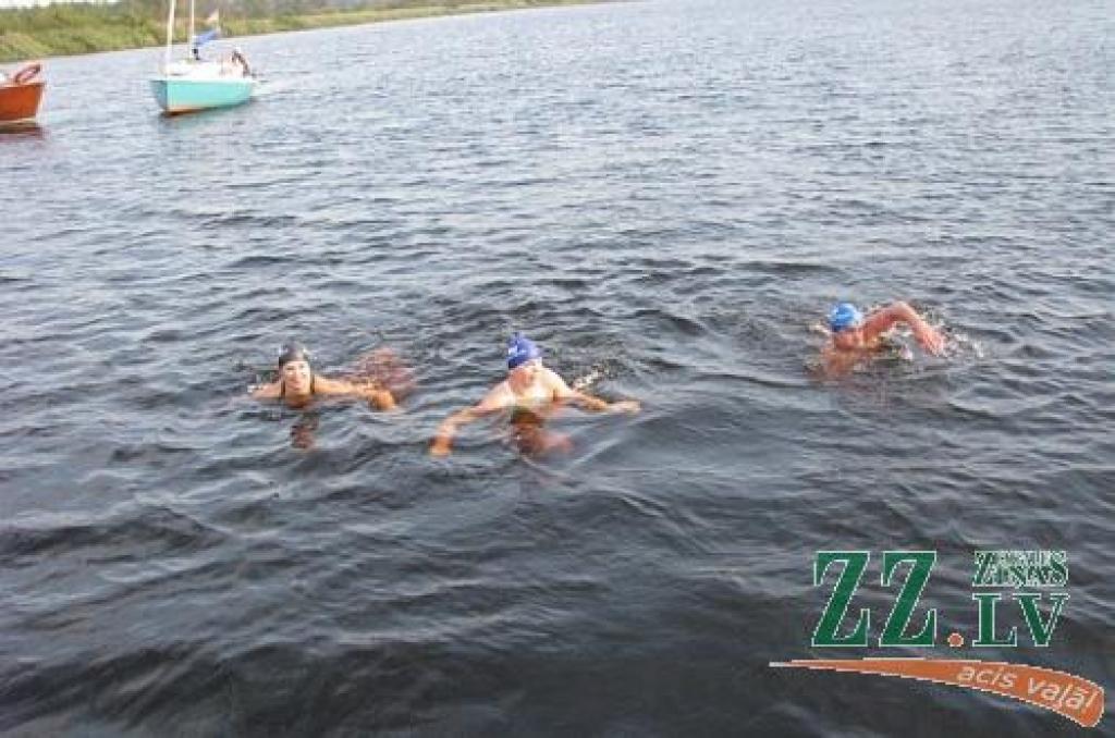 Peldēšana. «Roņi» aizpeld līdz Pils salas galam (ar foto)