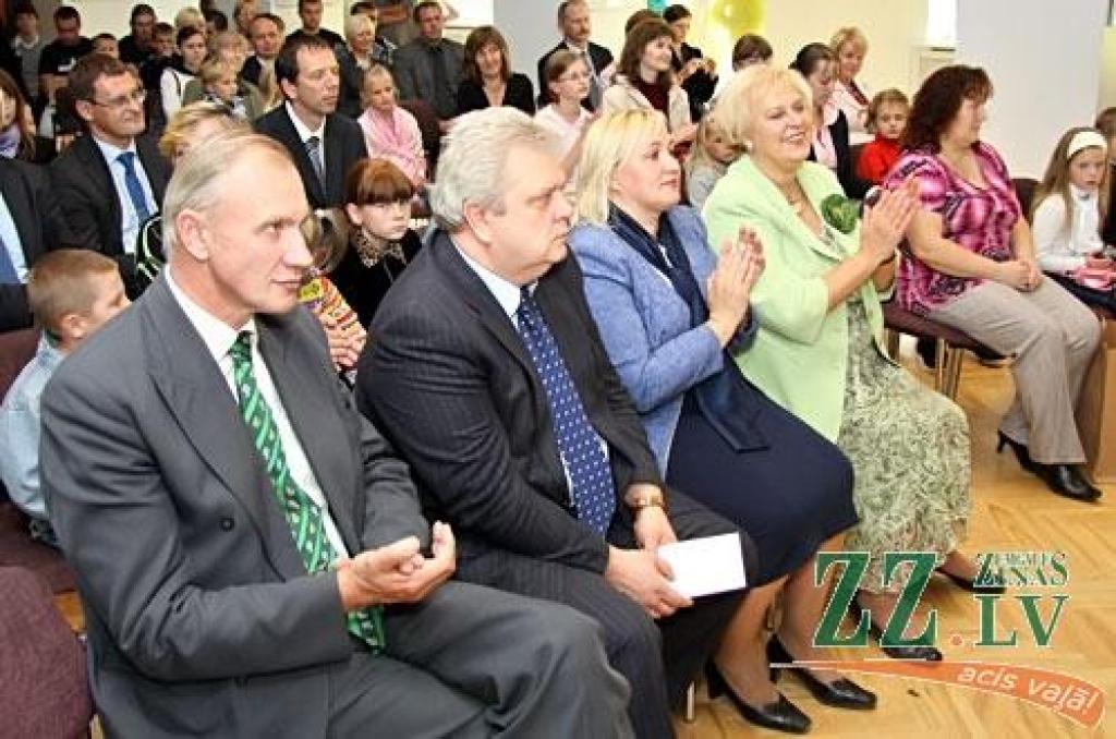 Labdarības pasākumu izmanto politikai (ar foto)