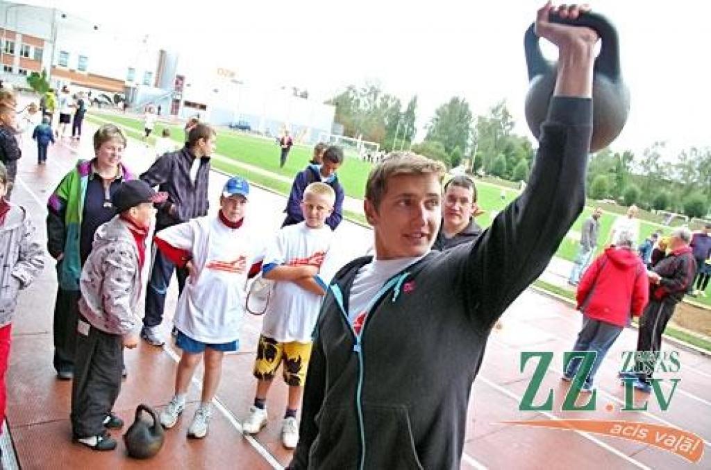 Ar maratona stafeti vietējā stadionā aizvadīti Ozolnieku novada Sporta svētki