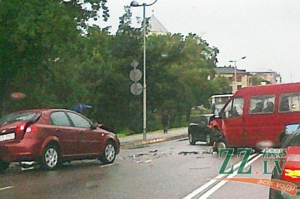 Ceturtdienas četru mašīnu sadursmi pie tilta izraisījis jaunietis ar BMW (ar foto)