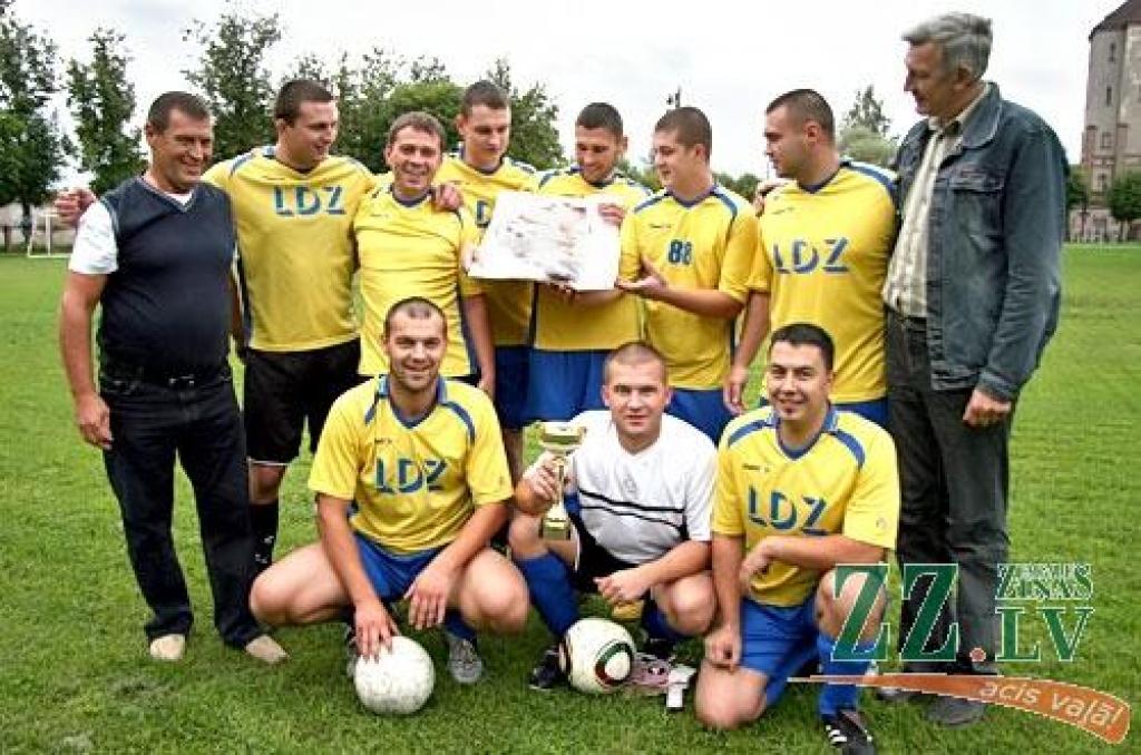 Minifutbolā pilsētas čempioni – dzelzceļnieki (ar foto)