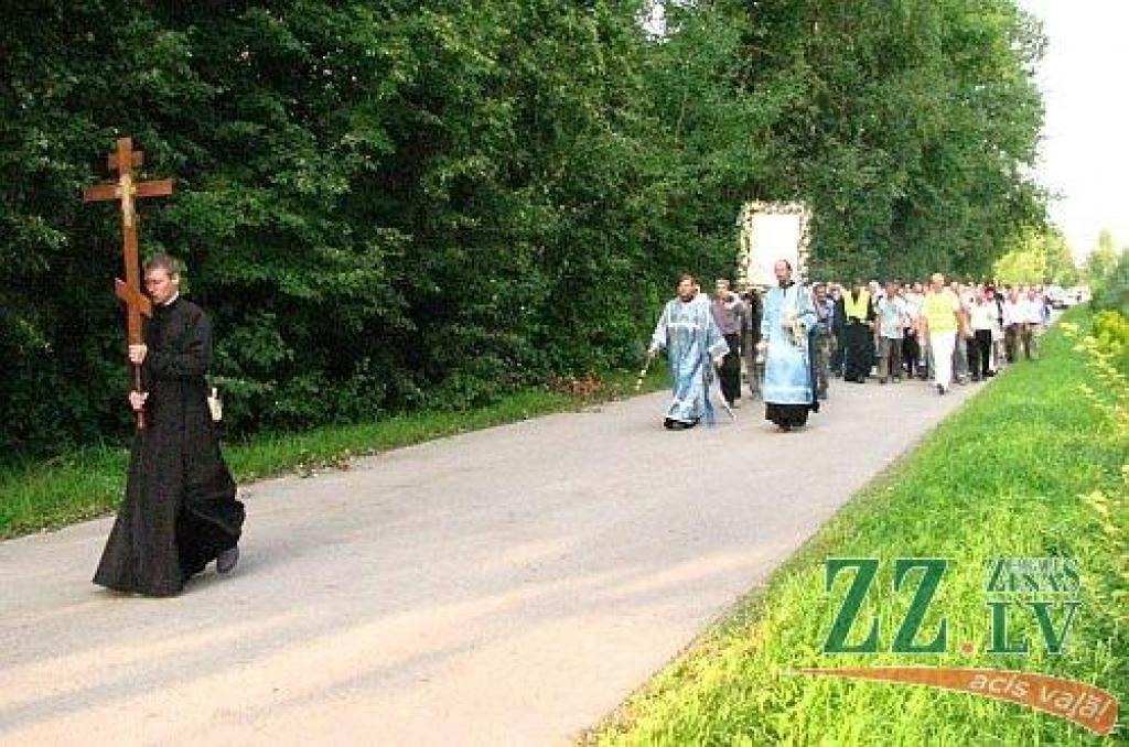 Valgundes Kristus Apskaidrošanās Tuksneša klosterī ierodas krusta gājiens (ar foto)