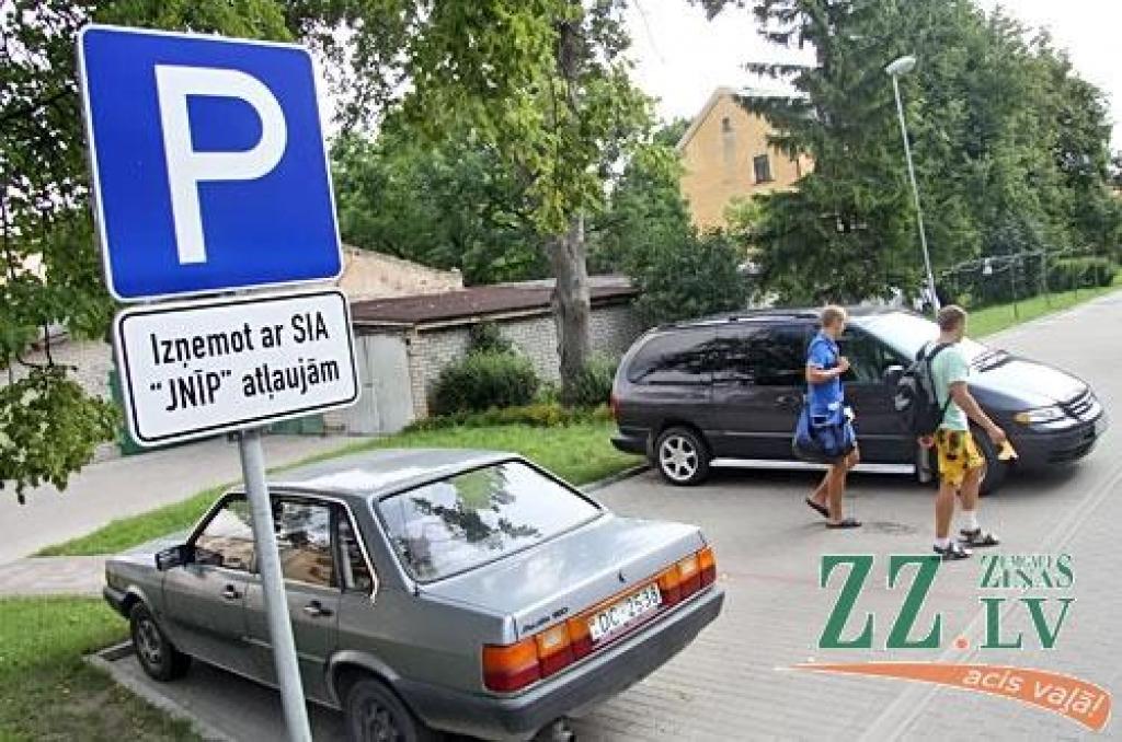 Raiņa ielas nama jaunajā pagalmā auto var likt visi, izņemot ar NĪP atļaujām