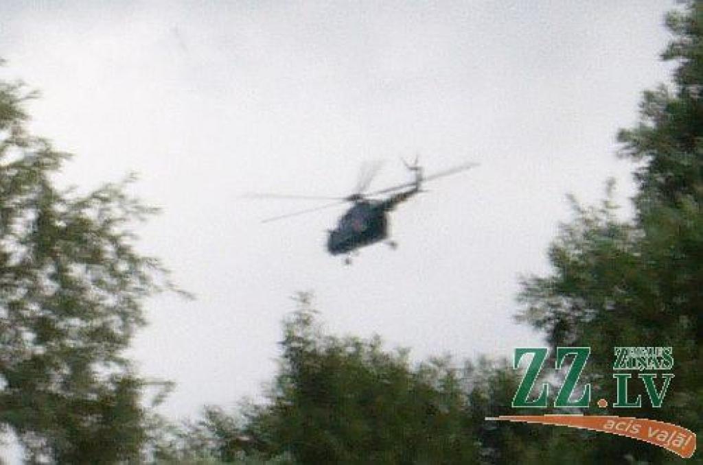 8778: Bezatbildīgs helikopters lidinās virs Jelgavas māju jumtiem