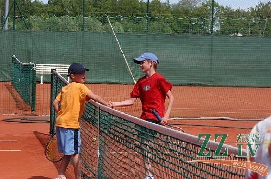 Teniss. TC «Zemgale» balvas izcīņā U12 grupā uzvar viesi