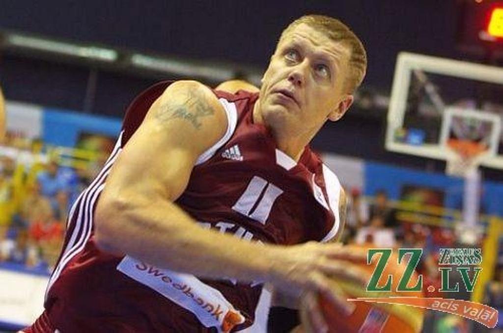 Basketbolists Kaspars Kambala ar sievu atvērs apģērbu veikalu