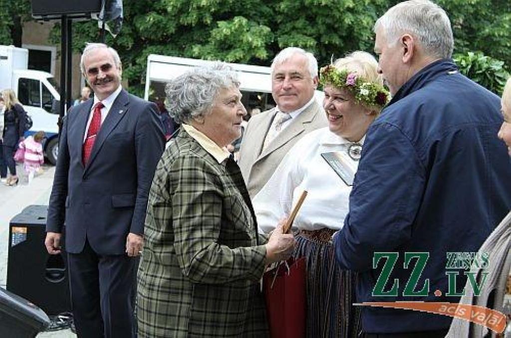 Pilsētas ielīgošanu izmanto ZZS reklamēšanai (ar foto)