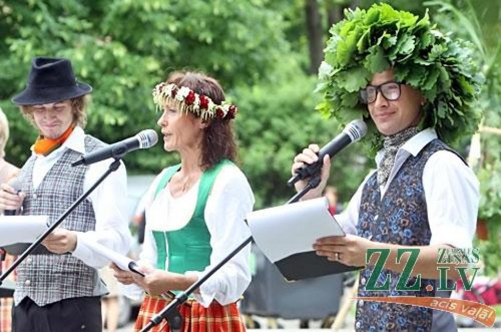 Zāļu tirgus ieskandina lustīgu līgošanu (ar foto)