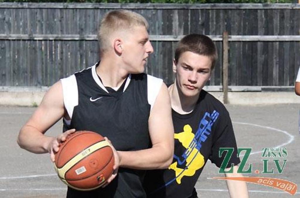 Strītbolā sadalītas Jelgavas čempionāta medaļas (ar foto)