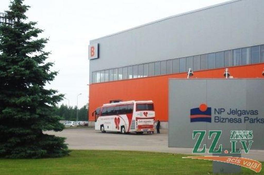 Pie biznesa parka asinis noziedo 26 cilvēki