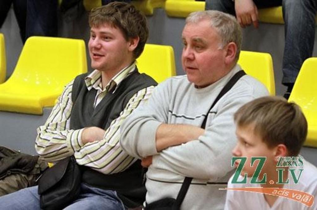 Basketbola treneri Pēteri Lagzdiņu sveic Saeimā