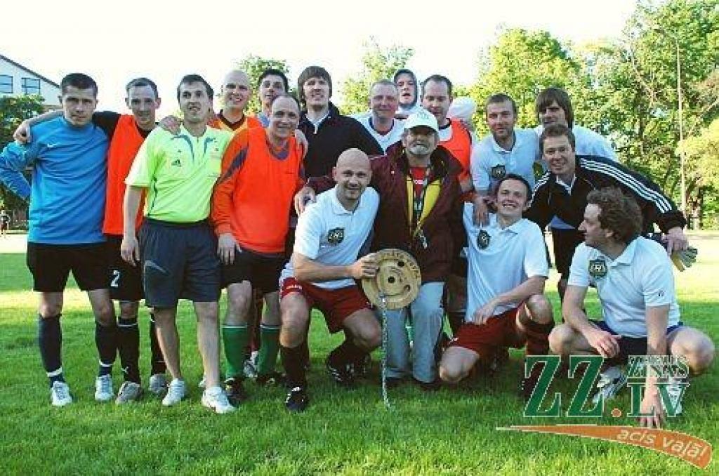 «Prāta vētra» atgūst «Mumiņa kausu» futbolā no PTF absolventiem