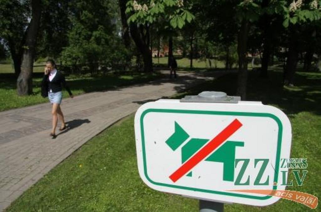 Pašvaldība: LLU liegumam vest pils parkā suņus nav juridiska spēka; universitāte nepiekrīt