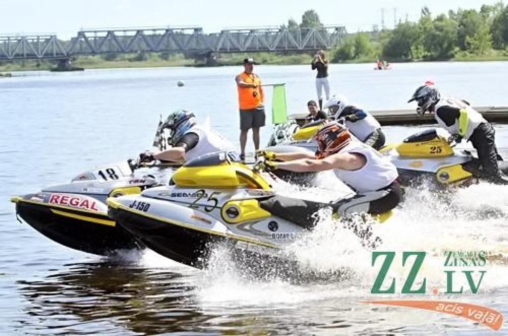 Jānis Uzars ūdens motociklu čempionātā Jelgavā uzvar divās klasēs (ar foto)