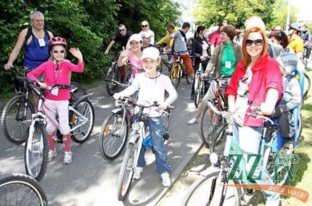 Vienotības velobrauciens Jelgavas ielās