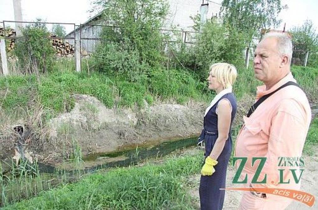 Bezsaimnieka notekcaurule bojā gaisu Mednieku ielā