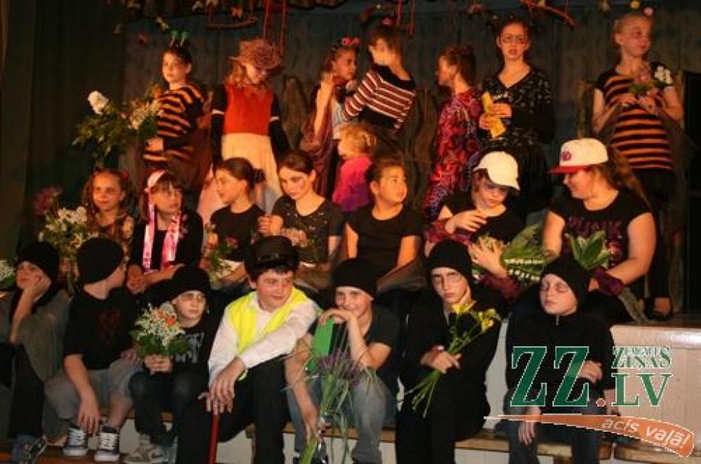 4.pamatskolas skolēni izrāda lugu 