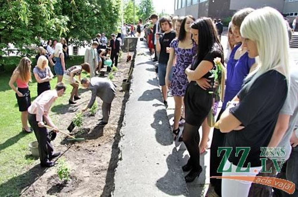Pēdējais zvans ieskandina eksāmenu laiku (ar foto)