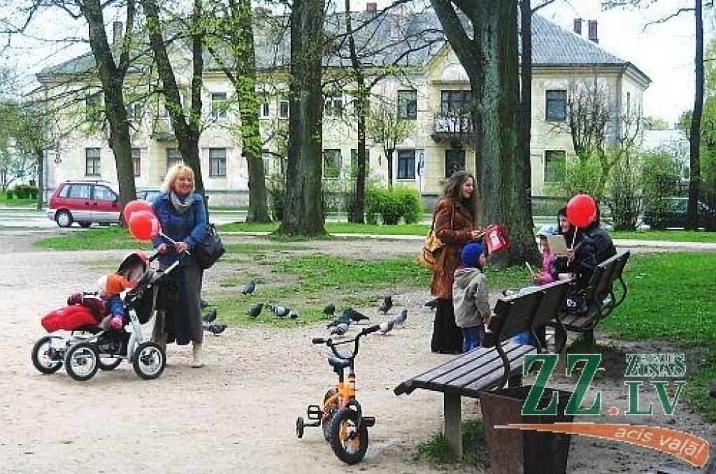 «Saskaņas Centra» mammas ielās sveic citas māmiņas