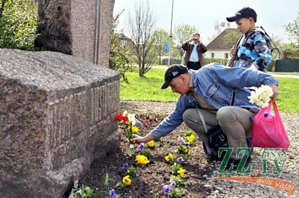 Piemin Otrā pasaules kara upurus (ar foto)