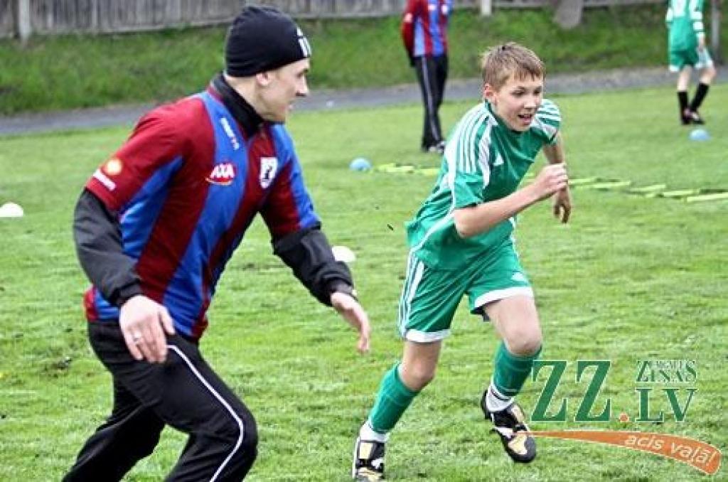 «Jelgavas» futbolisti popularizē pilnvērtīgu uzturu (ar foto)