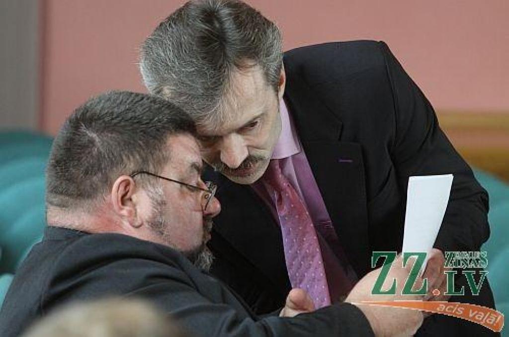Ministrija novadam liek paskaidrot dārgo juridisko pakalpojumu pirkšanu