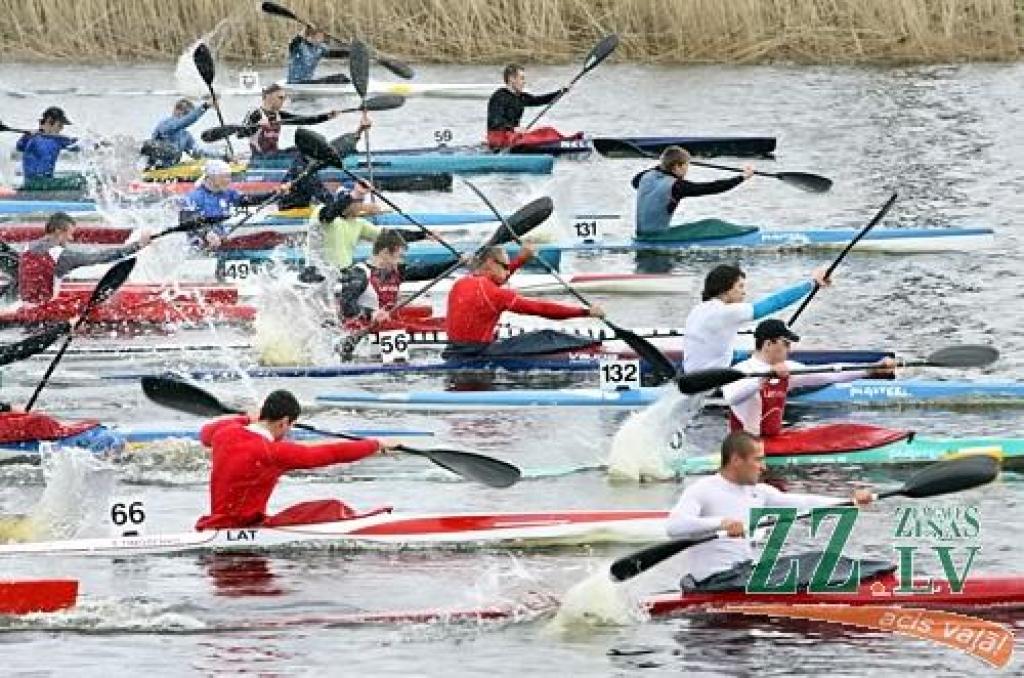 «Pavasara kauss» pulcē trīssimt airētāju (ar foto)