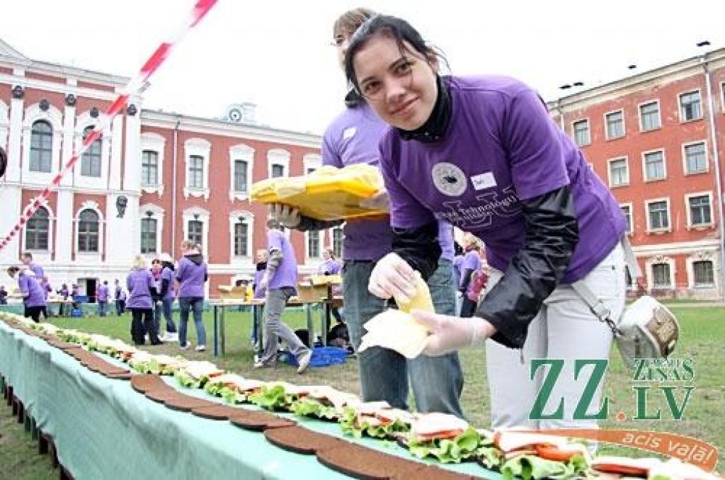 Latvijas garākā «Studentu sviestmaize» tapusi Jelgavā (ar foto)