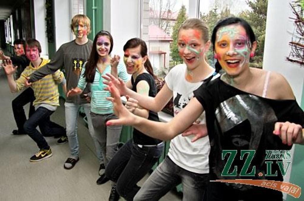Skolēni apglezno cits citu (ar foto)